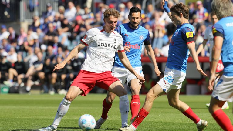 Holstein Kiel (blaue Trikots) steigt nach der Niederlage gegen den SC Freiburg direkt wieder in die 2. Bundesliga ab. 