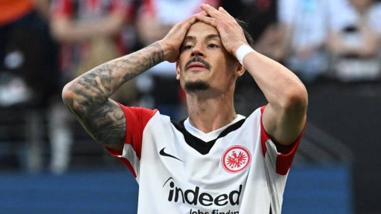 Robin Koch und Eintracht Frankfurt müssen um den Einzug in die Champions League bangen.