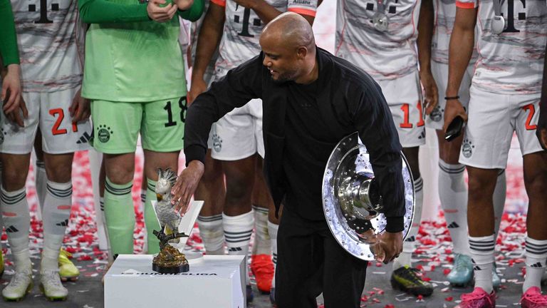 Vincent Kompany präsentiert den "neuen Bayern-Star" - ein Kakadu.