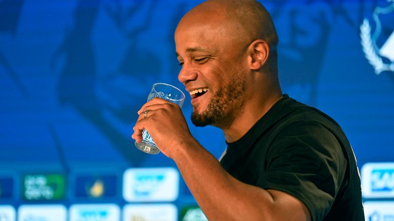 Bayern-Trainer Vincent Kompany erlebte eine kuriose Pressekonferenz.