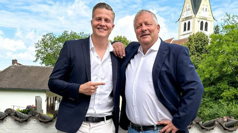 Hansi Küpper (r.) und sein Sohn Cornelius bilden das zweite Kommentatoren-Gespann, das künftig den Flutlicht-Freitag bei Sky Sport begleiten wird (Bildquelle: Instagram.com/c_kuepper/?hl=de).