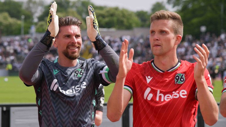 Fabian Kunze (r.) wechselt von Hannover 96 zum 1. FC Kaiserslautern.