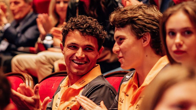 Die beiden McLaren-Piloten Lando Norris (l.) und Oscar Piastri lassen sich die Vorab-Premiere des neuen F1-Films nicht entgehen (Quelle: X/@F1).