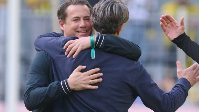 Lars Ricken (l.) und Niko Kovac umarmen sich nach dem Sieg gegen Kiel.