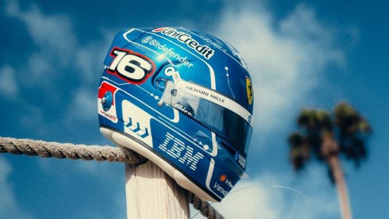 Passend zur neuen Ferrari-Lackierung hat sich Charles Leclerc für einen babyblauen Helm entschieden (Quelle: X/@ScuderiaFerrari).
