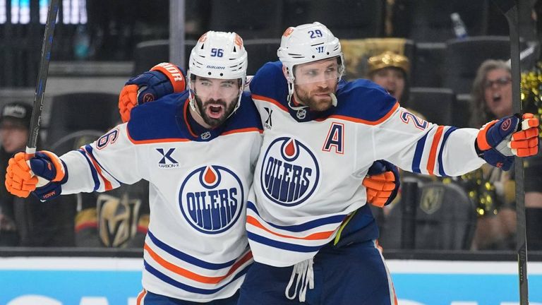 Die Edmonton Oilers rund um Leon Draisaitl (r.) gewinnen das Auftaktspiel gegen die Vegas Golden Knights.