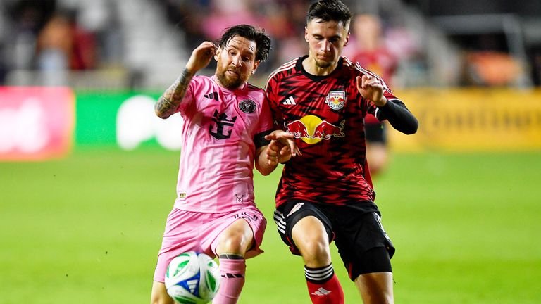Lionel Messi (l.) und Inter Miami besiegen die New York Red Bulls in der MLS.