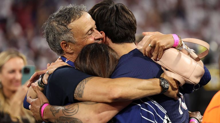 PSG-Trainer Luis Enrique feiert zusammen mit seiner Familie den Gewinn der Champions League.