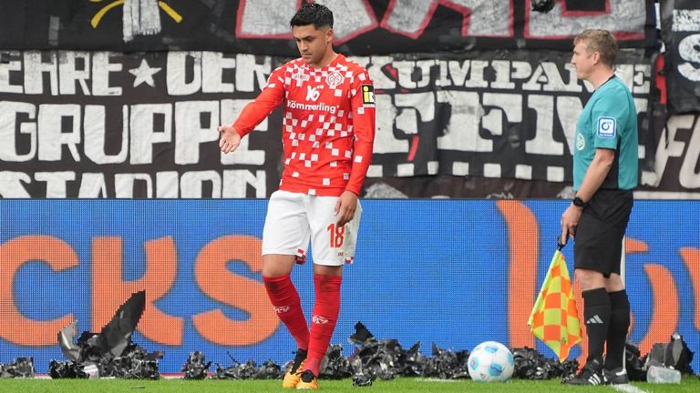 Frankfurter Anhänger werfen während der Partie gegen Mainz 05 Papierkugeln und harte Gegenstände auf den Platz.