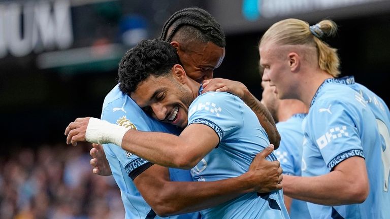 Omar Marmoush (M) wird nach seinem Traumtor von City-Teamkollege Manuel Akanji geherzt.