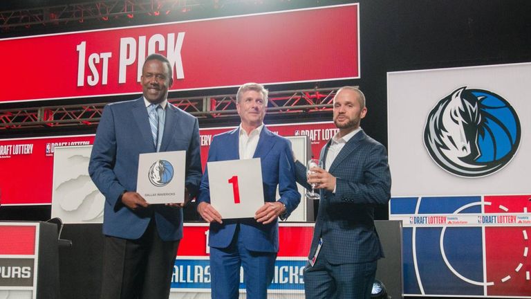 Die Dallas Mavericks gewinnen die Draft-Lotterie. Ex-Dallas-Star Rolando Blackman (l.) vertritt die Mavericks.