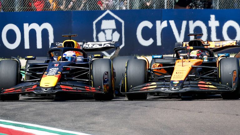 Max Verstappen (l.) mit einem Wahnsinns-Überholmanöver gegen Oscar Piastri nach dem Start in Imola.