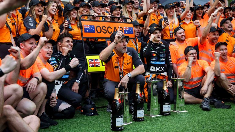 Oscar Piastri und Lando Norris feiern mit der McLaren-Crew den Sieg im Miami.