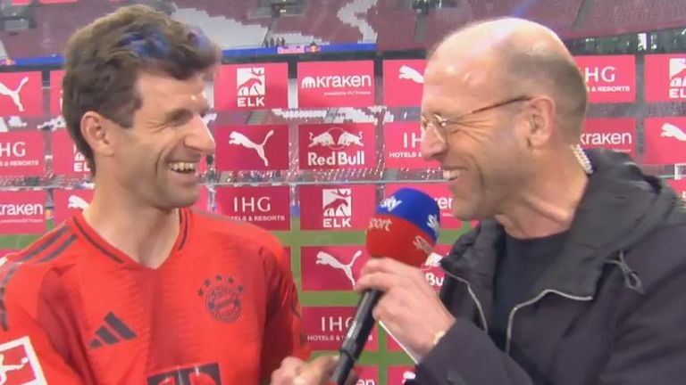 Trotz vergebenem Meister-Matchball ist Thomas Müller bestens gelaunt beim Sky Interview. 