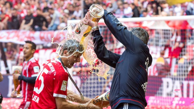 Beim FC Bayern sind Weißbier-Duschen Tradition - so wie hier bei Thomas Müller und Carlo Ancelotti 2017.