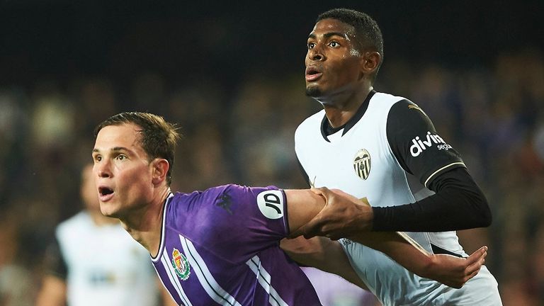 Valencia-Verteidiger Christian Mosquera (r.) hier im Duell mit Valladolid-Stürmer Juanmi Latasa.
