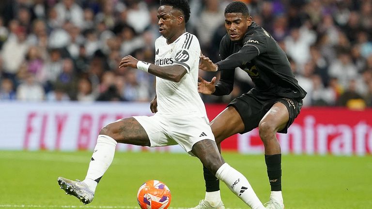 Valencia-Verteidiger Cristhian Mosquera (r.) hier im Duell mit Real-Superstar Vinicius Junior.