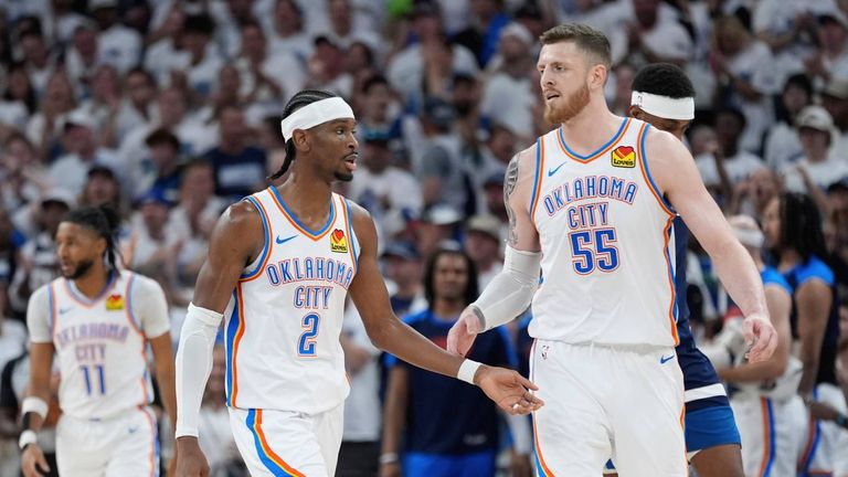 Isaiah Hartenstein (r.) und Shai Gilgeous-Alexander (l.) sichern sich mit OKC drei Matchbälle.