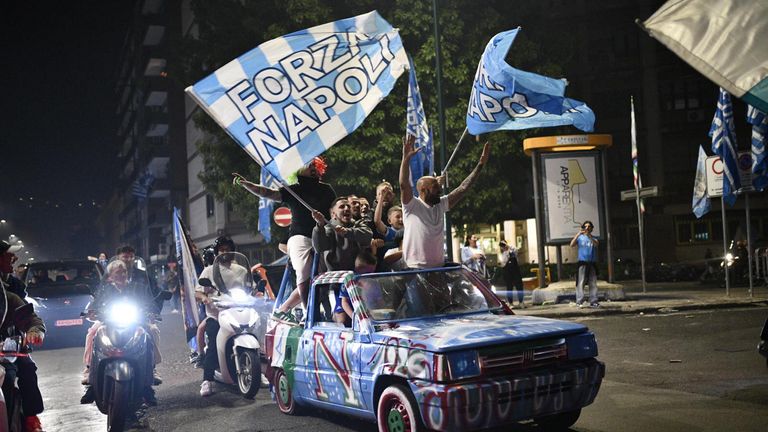Fans feiern in der Innenstadt von Neapel.