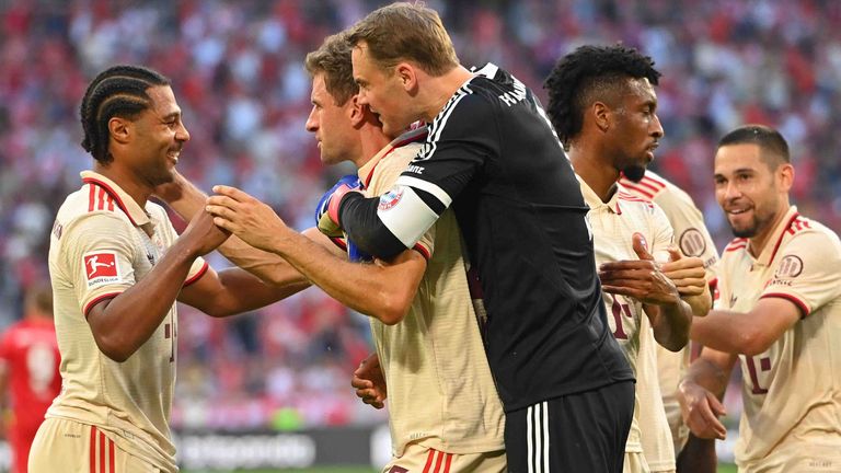 Die Stars des FC Bayern München feiern die 34. Deutsche Meisterschaft.