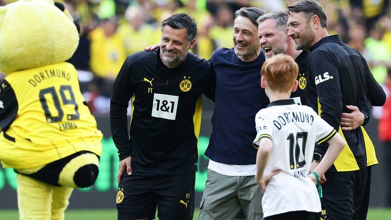Niko Kovac (2. v.l.), sein Bruder Robert (r.), Filip Tapalovi (l.) und Torwart-Trainer Matthias Kleinsteiber feiern Platz vier.