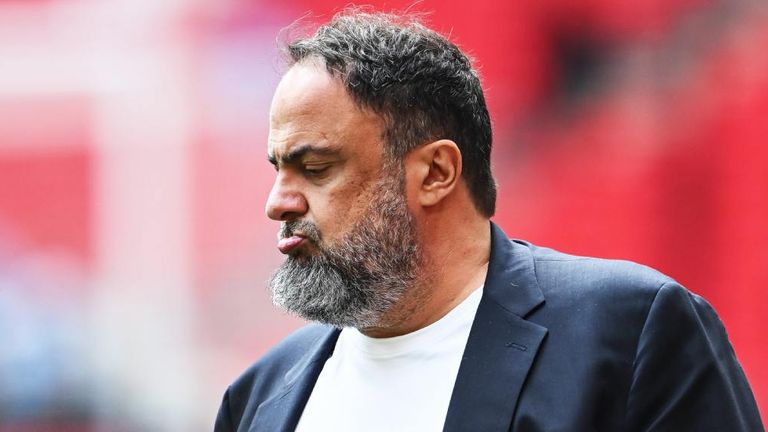 Nottingham-Besitzer Evangelos Marinakis stürmte nach dem Remis gegen Leicester auf den Rasen und zum Cheftrainer. 