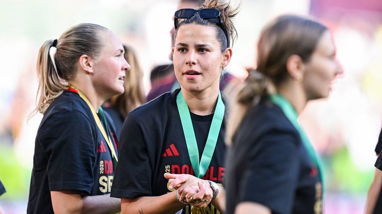 Lena Oberdorf bei den Feierlichkeiten nach dem DFB-Pokal-Sieg der Bayern-Frauen.