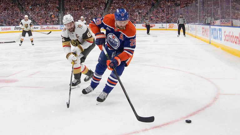 Mark Stone von den Vegas Golden Knights im Duell Edmonton Oilers' Leon Draisaitl.