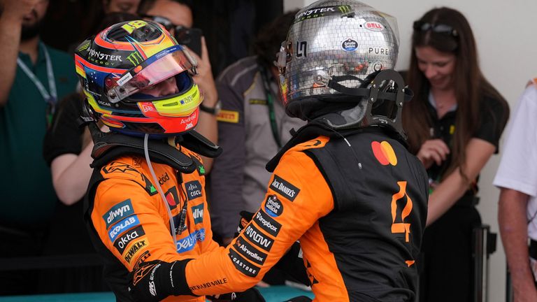 Oscar Piastri (l.) gewinnt den GP von Miami vor seinem Teamkollegen Lando Norris (r.). 