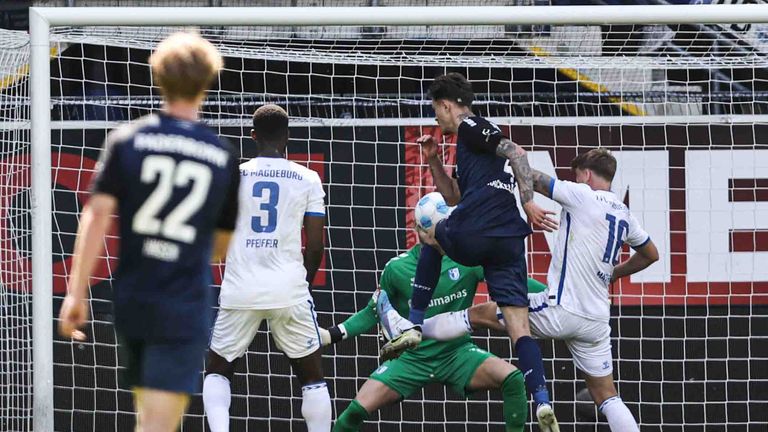 Der SC Paderborn dreht das Verfolgerduell gegen den 1. FC Magdeburg und bleibt im Aufstiegsrennen zur Bundesliga.