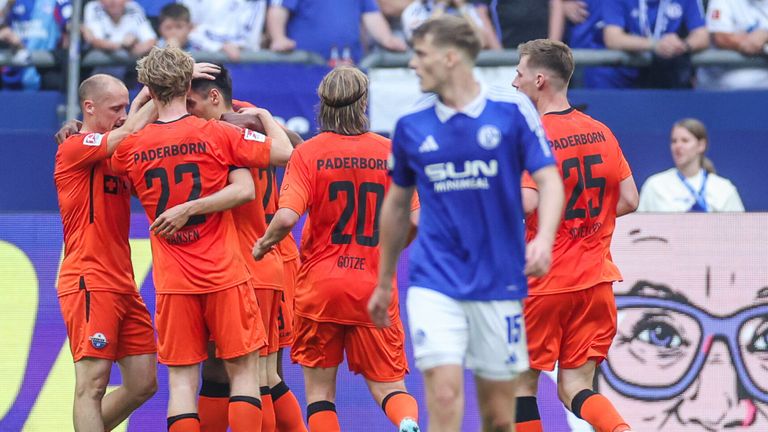 Der SC Paderborn jubelt auf Schalke. 