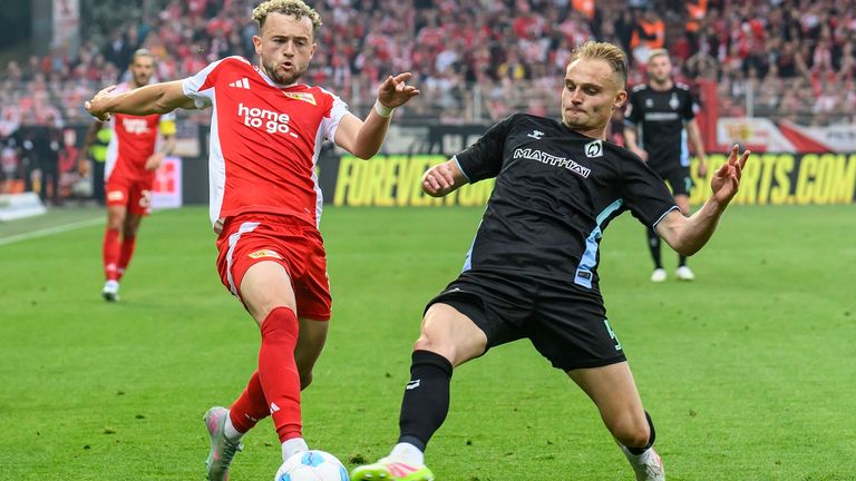 Werder-Verteidiger Amos Pieper (r.) stoppt Union-Angreifer Benedict Hollerbach.