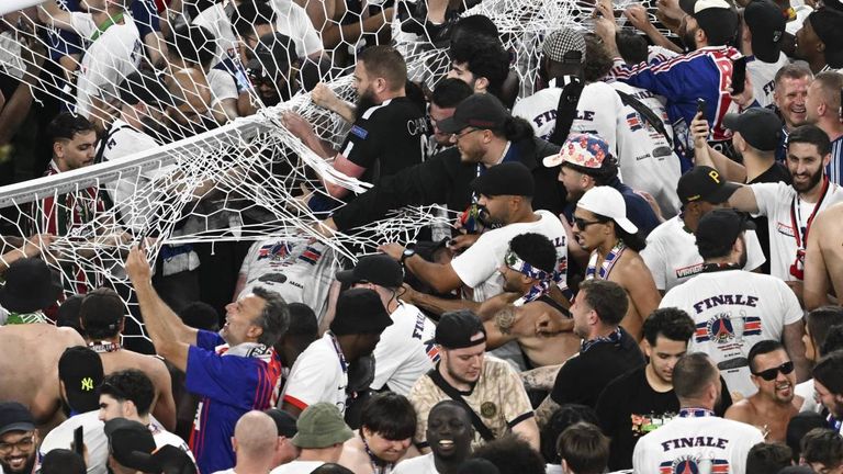 Die Fans von PSG haben den Platz nach dem Triumph ihrer Mannschaft gestürmt.