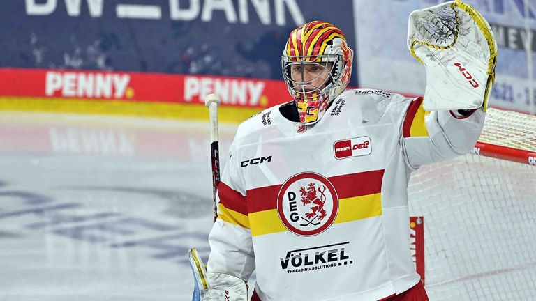 Nikita Quapp erhält in Carolina einen NHL-Vertrag.