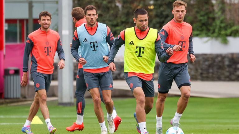Raphael Guerreiro (vorne) ist zurück im Training beim FC Bayern.