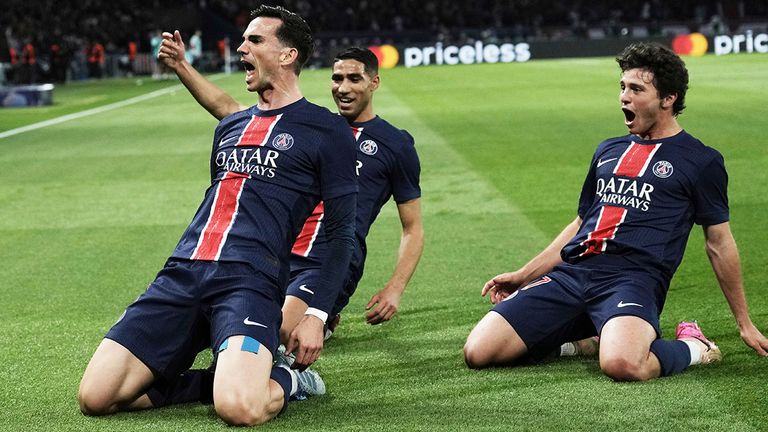 Fabian Ruiz (l.) bejubelt mit den PSG-Teamkollegen sein Tor zum 1:0.