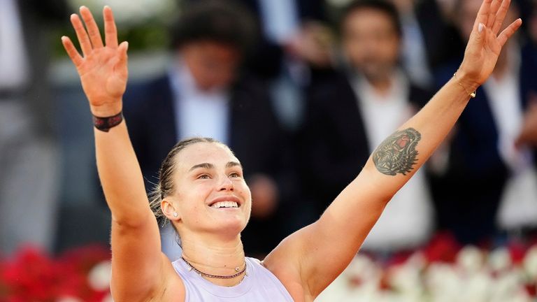 Aryna Sabalenka freut sich über ihren Titel in Madrid.