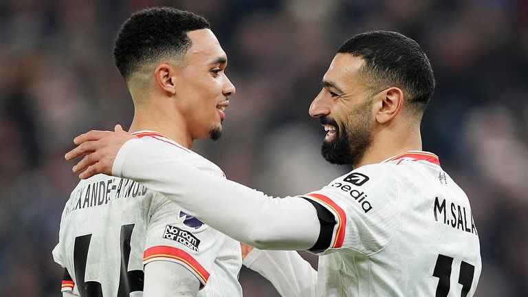 Mohamed Slaah (r.) freut sich hier mit Liverpool-Teamkollege Trent Alexander-Arnold.