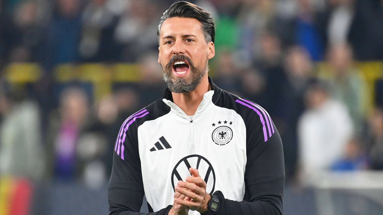 Sandro Wagner wird ab kommender Saison den FC Augsburg in der Bundesliga trainieren.
