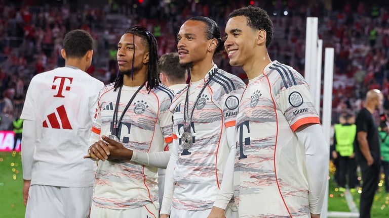 Sky Reporter Torben Hoffmann traf Leroy Sane (Mitte) im Grünwalder Rathaus.
