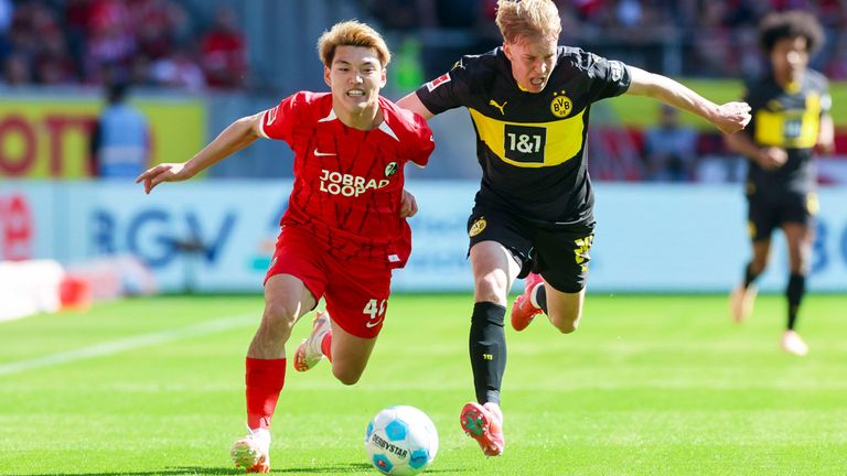 Freiburgs Ritsu Doan (l.) im Spiel gegen Borussia Dortmund.