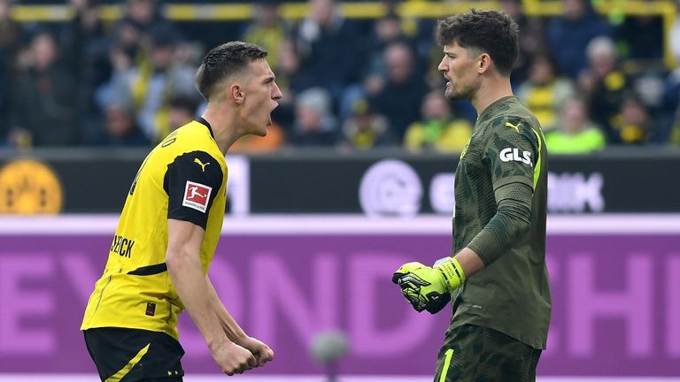 Nico Schlotterbeck (l.) könnte langfristig in Dortmund verlängern