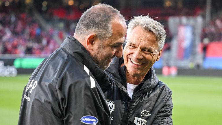 Frank Schmidt (l.) gelang mit seinem 1. FC Heidenheim nach einem 0:2-Rückstand noch das Comeback. Dadurch bewahren sich beide Teams die Chance auf die Bundesliga.
