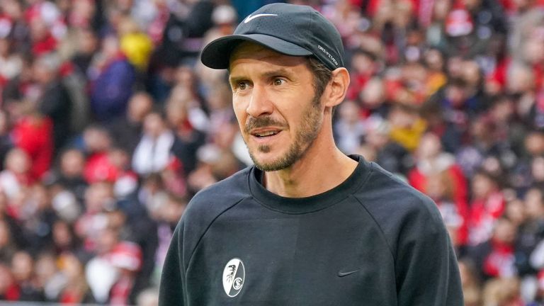 Julian Schuster steht mit dem SC Freiburg auf Platz vier.