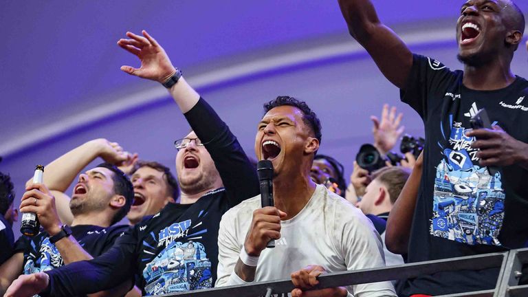 Davie Selke feiert mit dem Hamburger SV den Aufstieg in die Bundesliga.
