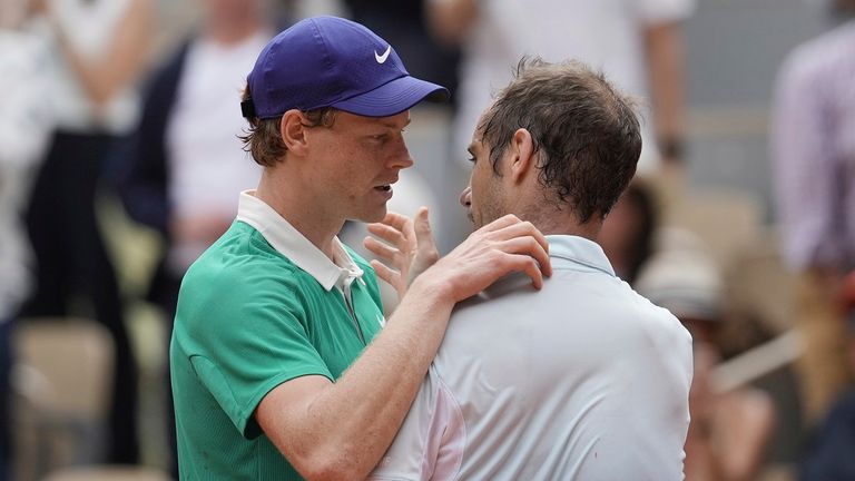 Jannik Sinner (r.) würdigte nach dem Spiel Richard Gasquet.