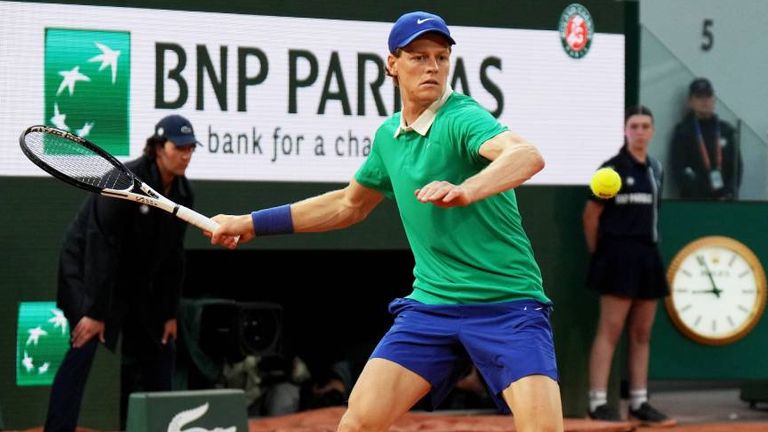 Jannik Sinner hat sein erstes Grand-Slam-Spiel nach seiner Dopingsperre klar gewonnen. 