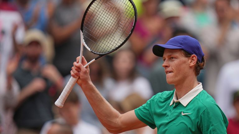 Jannik Sinner ist bei den French Open ins Achtelfinale eingezogen.