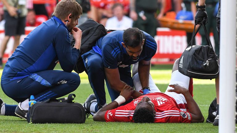Forest-Stürmer Taiwo Awoniyi (am Boden) ist im Spiel gegen Leicester mit dem Pfosten zusammengeprallt.