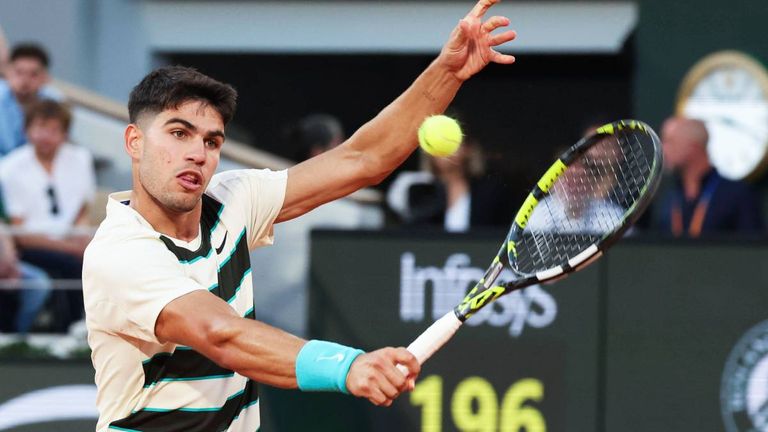 Carlos Alcaraz steht mit etwas Mühe im Achtelfinale bei den French Open. 